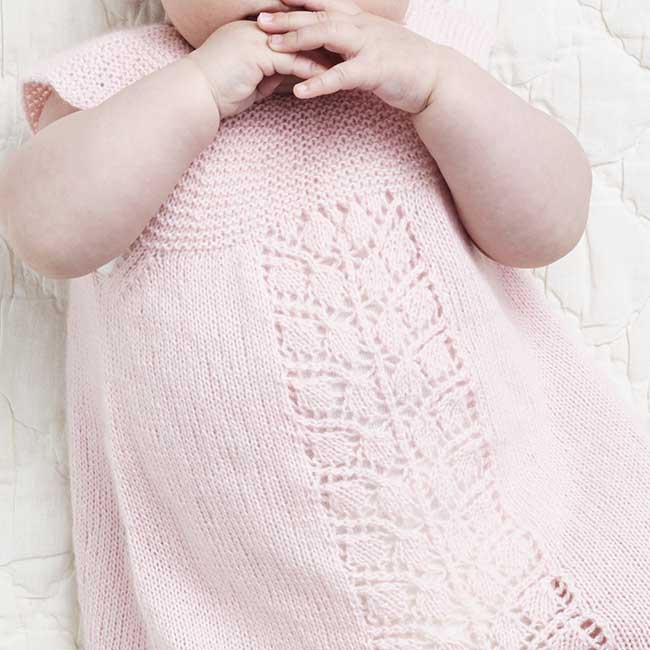 Babykjole med hulmønsterbort strikkeopskrift år