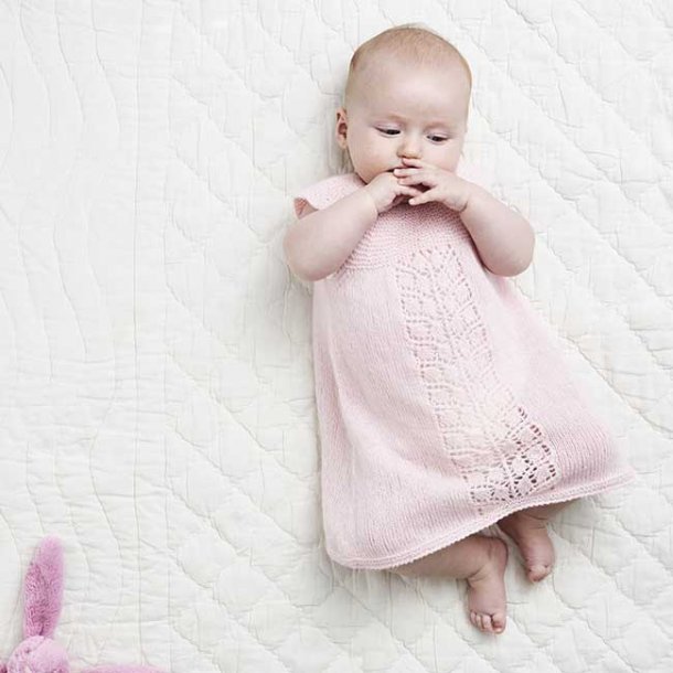 Baby Kjole med hulmnsterbort i cashmere - strikkekit 0-3 mdr