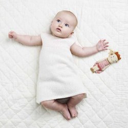 Babykjole med bærestykke i cashmere strikkekit 0-3 md