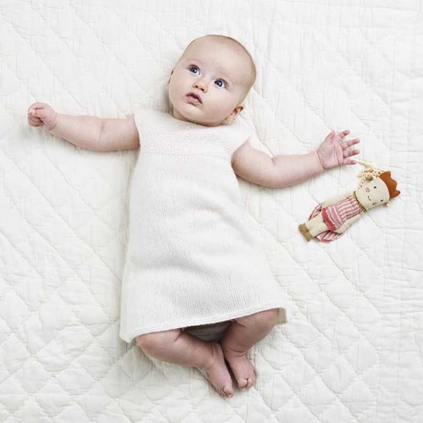 Baby Kjole med rundt brestykke i cashmere - strikkekit str 0-3 mdr.