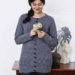 Celeste Lang Cardigan med bladbort - strikkeopskrift til download