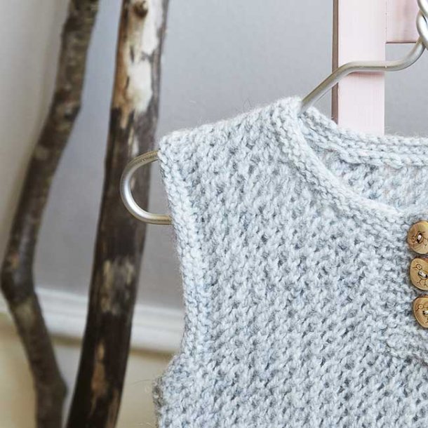 Siljes Vest &frac12;-4 r strikkeopskrift til download
